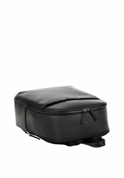 Sac à dos rectangulaire noir avec fermeture éclair double et une poche avant, fabriqué en matériau lisse type cuir.