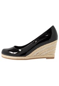 Zapato de cuña de charol negro con detalles de yute trenzado y cuerda en un tacón apilado. Punta redonda con un acabado suave y brillante.
