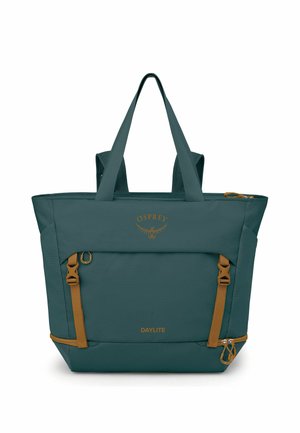 Donkergroene Osprey Daylite draagtas met beige banden, voorvak en dubbele bovenhandgrepen op een witte achtergrond.