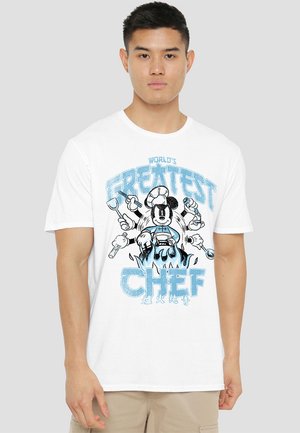Weißes Baumwoll-T-Shirt mit einer Grafik eines Kochs, der Utensilien hält, und blauem Text, der "WELT BESTER KOCH" sowie Flammen zeigt.