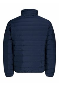 Námořnická puffer bunda s vysokým límcem, vybavená horizontálním prošíváním a elastickými manžetami pro větší teplo a pohodlí.