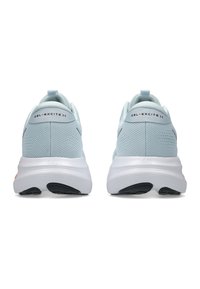 Lysblå løbesko med hvide såler, synlig GEL-dæmpning og teksten "GEL-EXCITE 11" på hælflappen set fra bagsiden.