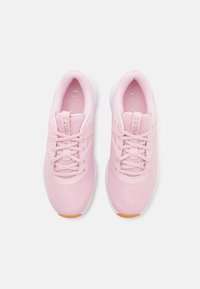 Rosa träningssneakers med meshtopp, rund tå, snörningsdesign, vadderad krage och vita sulor. Diskret logodetalj på tungan.