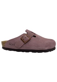 Sabot en daim rose avec une boucle marron, ouvert à l'arrière, dessus texturé et semelle intérieure en liège sur une semelle en caoutchouc noir.