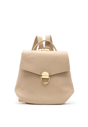 Petit sac à dos en cuir beige avec finition texturée, poignée supérieure, bretelles réglables et fermoir métallique doré sur le rabat avant.