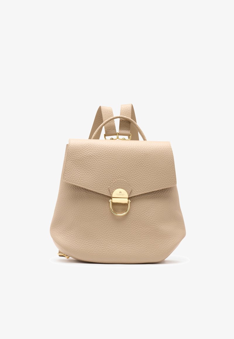 Petit sac à dos en cuir beige avec finition texturée, poignée supérieure, bretelles réglables et fermoir métallique doré sur le rabat avant.