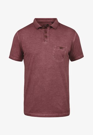 Bordeaux polo skjorte i bløtt bomullsblanding, med en tre-knapps placket, subtil lomme detalj, og korte ermer med en falmet tekstur.