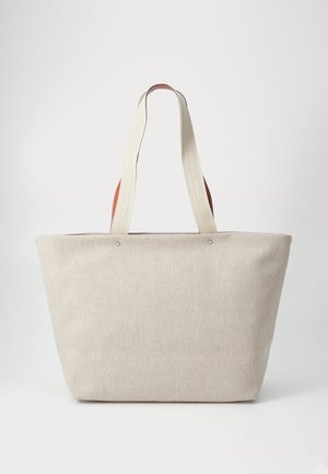 Tote bag mare de culoare bej, realizat dintr-un material texturat, având două mânere lungi și rezistente de culoare crem și accente maro în partea de sus.