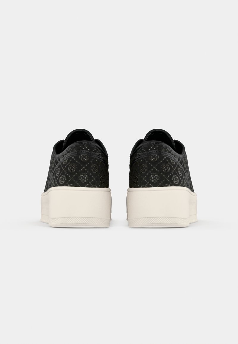 Ein Paar schwarze Plateausneaker mit gemusterten Obermaterialien und dicken weißen Sohlen, von hinten auf hellem, einfarbigen Hintergrund abgebildet.