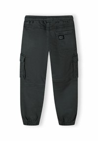 Pantalons cargo gris foncé en tissu doux, dotés d'une taille élastique, de poches latérales et d'une poche arrière avec un patch et une étiquette.