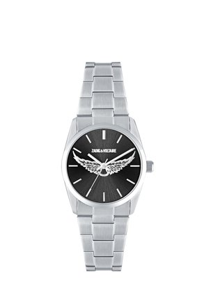 Reloj de pulsera de metal plateado con esfera negra, emblema alado en el centro, marcadores de hora minimalistas y nombre de la marca "Zadig & Voltaire" bajo las 12 en punto.