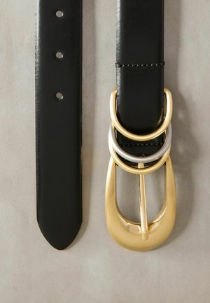 Sort læderbælte med gul og sølv hardware. Har en rektangulær spænde med lagdelte cirkulære accenter, glat tekstur og spidse ender.