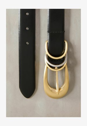 Sort læderbælte med gul og sølv hardware. Har en rektangulær spænde med lagdelte cirkulære accenter, glat tekstur og spidse ender.