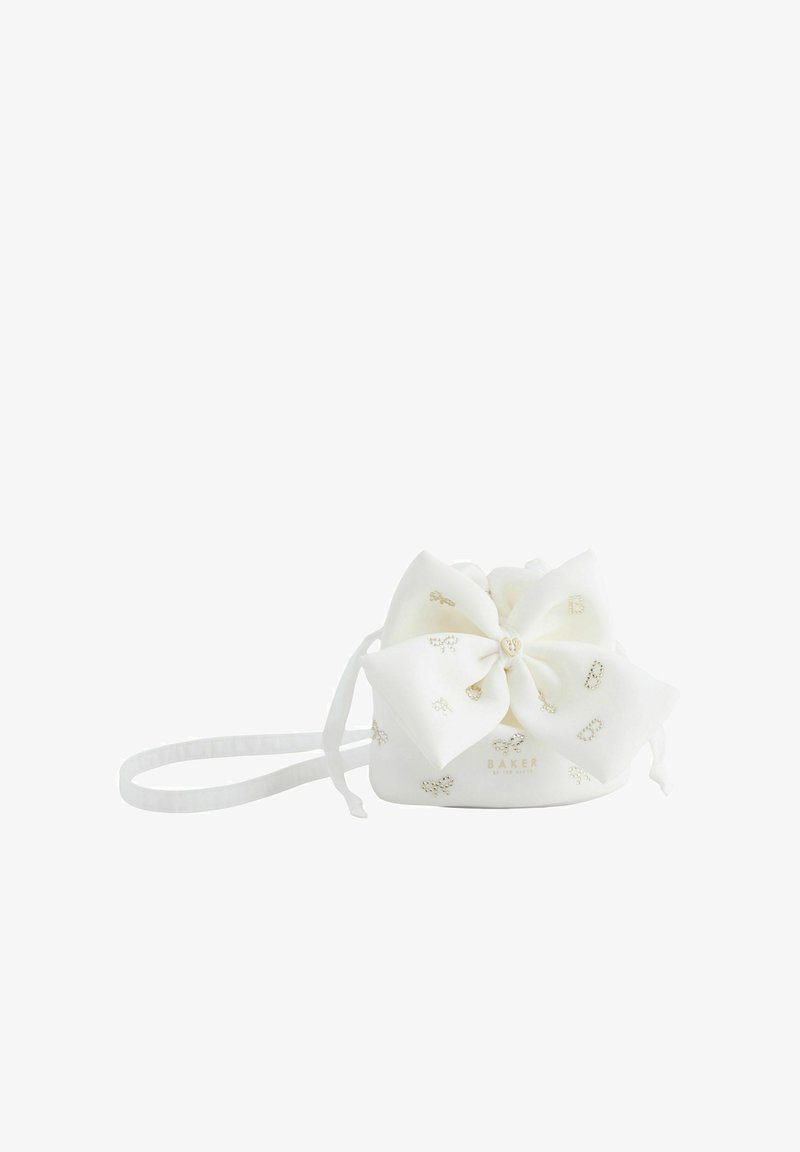 Witte tassen met trekkoord en een grote strik, versierd met subtiele gouden patronen en een klein hartvormig knoopje in het midden. Gladde textuur.