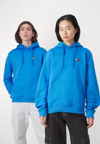 Tommy Jeans BADGE HOODIE UNISEX - Jersey con capucha - meridian blue
