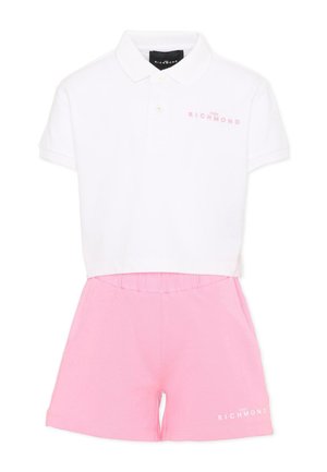 Witte poloshirt met roze "John Richmond" tekst gecombineerd met roze shorts met elastische taille, beide casual kleding voor kinderen.