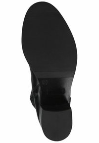 Suela de zapato de cuero negro, con un diseño liso y plano que presenta estrías horizontales para mayor agarre. Punta redondeada y mínima marca.