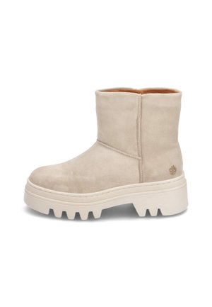 Beige Wildleder-Ankle-Boot mit einer klobigen, weißen, profilierten Sohle und minimaler Naht. Er verfügt über ein glattes Finish und ein dezentes Logodetail.