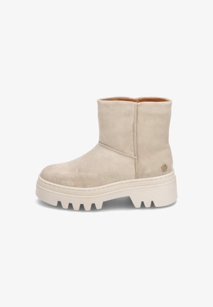 Beige Wildleder-Ankle-Boot mit einer klobigen, weißen, profilierten Sohle und minimaler Naht. Er verfügt über ein glattes Finish und ein dezentes Logodetail.