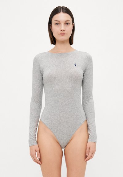 Lys grå langærmet bodysuit lavet af blødt stof, med en rund halsudskæring og et lille navy-logo på venstre bryst. Højskårne ben.