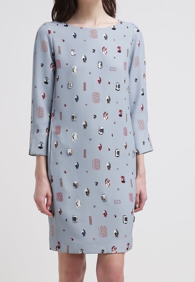 Jasnoniebieska sukienka z rękawami o długości trzech kwart, zdobiona różnorodnymi, przypominającymi klejnoty wzorami w odcieniach czerwieni, niebieskiego i srebra. Gładka faktura.
