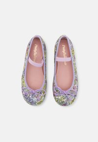 Ballerine scintillanti con un esterno multicolore luccicante, bordatura lavanda, suola piatta e un accento a fiocco sulla punta. Soletta rosa visibile.