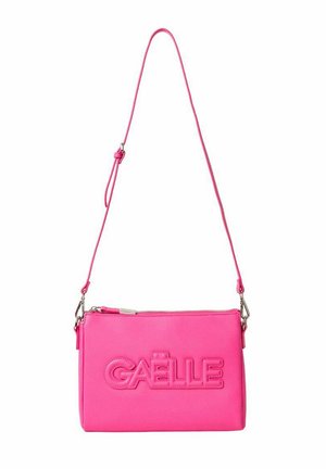 Borsa a tracolla in pelle rosa con chiusura con zip, caratterizzata dal logo "GAELLE" impresso, tracolla regolabile e superficie liscia.