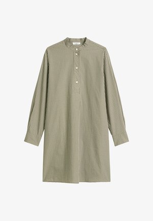 Kariertes Button-Up-Tunikain in Grün und Braun, mit langen Ärmeln, Stehkragen und einer Vorderseite mit sichtbaren weißen Knöpfen.