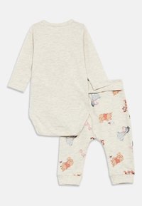 Svijetlo siva pamučna odjeća za bebe koja se sastoji od bodija s dugim rukavima i hlačica s uzorkom likova Winnie the Pooh u nježnim pastelnim bojama.