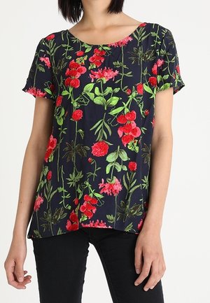 Haut à manches courtes en tissu bleu marine avec un motif floral dans des tons rouges et verts. Encolure arrondie et coupe décontractée avec un ourlet légèrement courbé.
