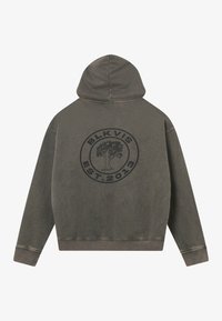 Oliwkowa bluza z kapturem z prążkowanymi mankietami i dołem, ogumiona czarnym okrągłym logo drzewa oraz napisem "BLKVIS EST. 2013" na plecach.