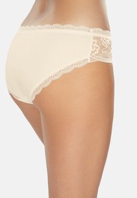 Beige Baumwoll-Hipsterunterwäsche mit Spitzenbesatz an den Seiten. Glattes Gewebe, gewellte Kanten und florale Spitzenverzierungen auf einer Seite.