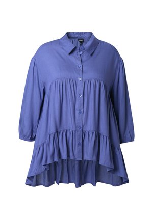 Blauw knoopsblouse met een gekruimde zoom, halflange mouwen en een kraag. De stof lijkt glad en licht van gewicht.