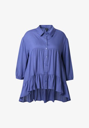 Blauw knoopsblouse met een gekruimde zoom, halflange mouwen en een kraag. De stof lijkt glad en licht van gewicht.