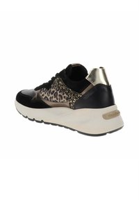 Czarne i złote sportowe sneakersy z panelem w panterkę, teksturowanymi materiałami i kontrastującą białą podeszwą. Zawierają metaliczny akcent na pięcie.