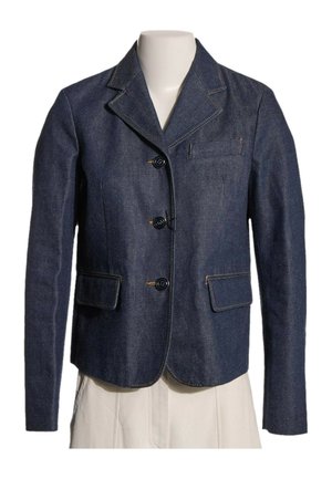 Mørkeblå denimblazer med tre knapper, hakrevers, to forlommer med klap og en brystlomme på en neutral mannequin.