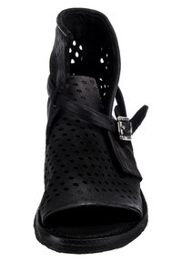 Sandale en cuir noir à bout ouvert avec un design perforé et une bride ajustable à boucle autour de la cheville.
