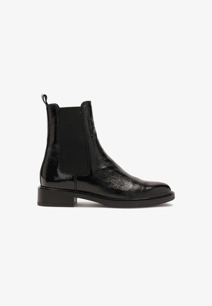 Schwarze Leder-Chelsea-Stiefel mit elastischen Seitenpaneelen, spitzem Zehenbereich und niedrigem, gestapeltem Absatz. Verfügt über eine glänzende Oberfläche.