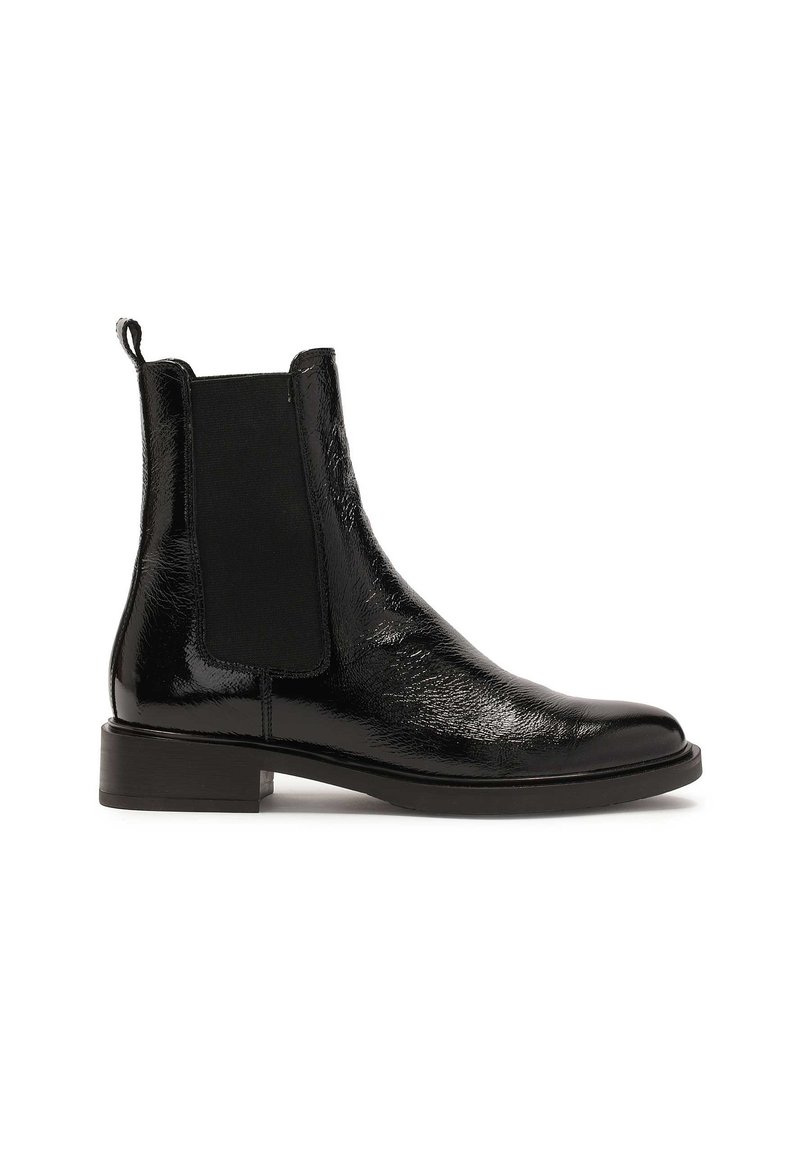 Botas Chelsea de cuero negro con paneles elásticos en los costados, puntera afilada y tacón bajo apilado. Presentan un acabado brillante.