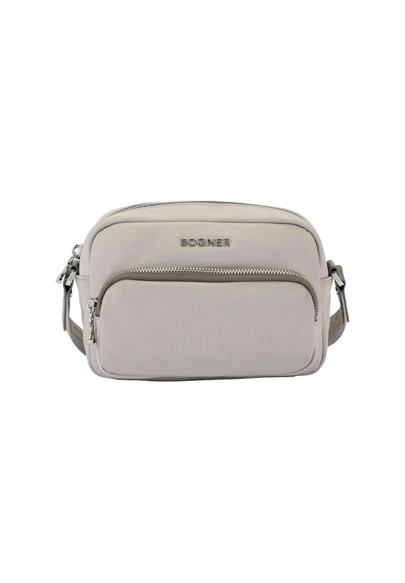 Borsa a tracolla di colore grigio chiaro con texture liscia, dotata di una tasca frontale con zip, logo impresso e tracolla regolabile.