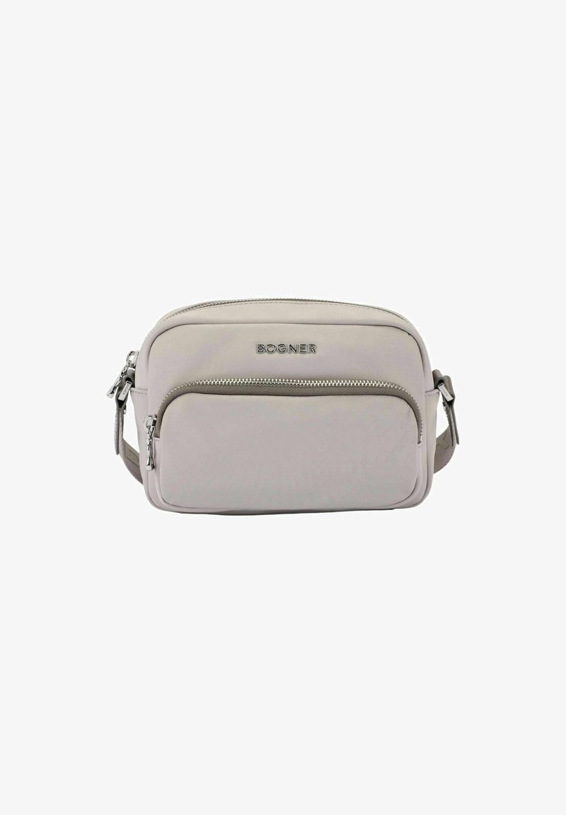 Borsa a tracolla di colore grigio chiaro con texture liscia, dotata di una tasca frontale con zip, logo impresso e tracolla regolabile.