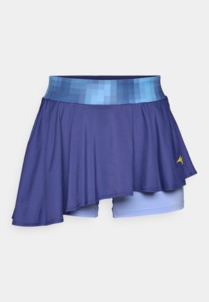 Jupe-culotte violette avec un design à plusieurs niveaux, dotée d'une ceinture pixelisée bleue et de shorts intérieurs bleu clair. Fabriquée en tissu extensible et évacuant l'humidité.