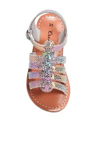 Kindersandaal met open tenen, voorzien van meerdere regenboogkleurige banden met zwarte stippen en een gesp sluiting op een tan kleurige zool, maat 25.