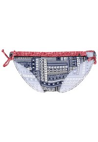 Bikini donji dio s crvenim pojasom, s geometrijskim plavim i bijelim uzorkom. Veže se sa strane za prilagodljivu veličinu. Tkanina je glatka.