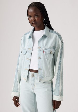 Lichtblauwe spijkerjacket met een cropped ontwerp, voorzien van gouden knopen, twee borstzakken en een licht oversized pasvorm. Geglazuurde stof.