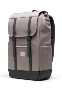 Mochila gris y negra con dos correas de hebilla negra, bolsillo frontal, bolsillo lateral y panel trasero acolchado para mayor comodidad.