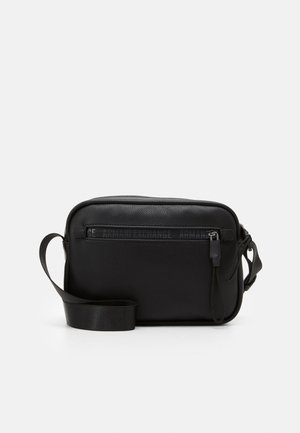 Borsa a tracolla nera con texture a granelli, forma rettangolare, chiusura con zip superiore e tracolla. Logo "Armani Exchange" visibile sul fronte.