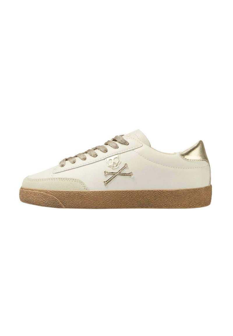 Weiße Sneakers mit einer strukturierten braunen Sohle, goldenen Akzenten an der Ferse und einem Totenkopf-und-Kreuzfahnen-Logo an der Seite. Textil-Laces.