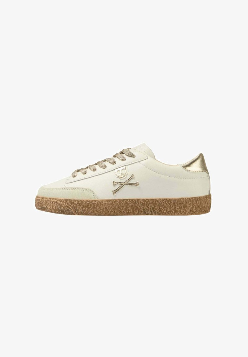 Weiße Sneakers mit einer strukturierten braunen Sohle, goldenen Akzenten an der Ferse und einem Totenkopf-und-Kreuzfahnen-Logo an der Seite. Textil-Laces.