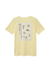 Geel katoenen t-shirt met een vierkant grafisch ontwerp met zwarte lijntekeningen van etenswaren en tekst in het Japans en Engels. Korte mouwen.